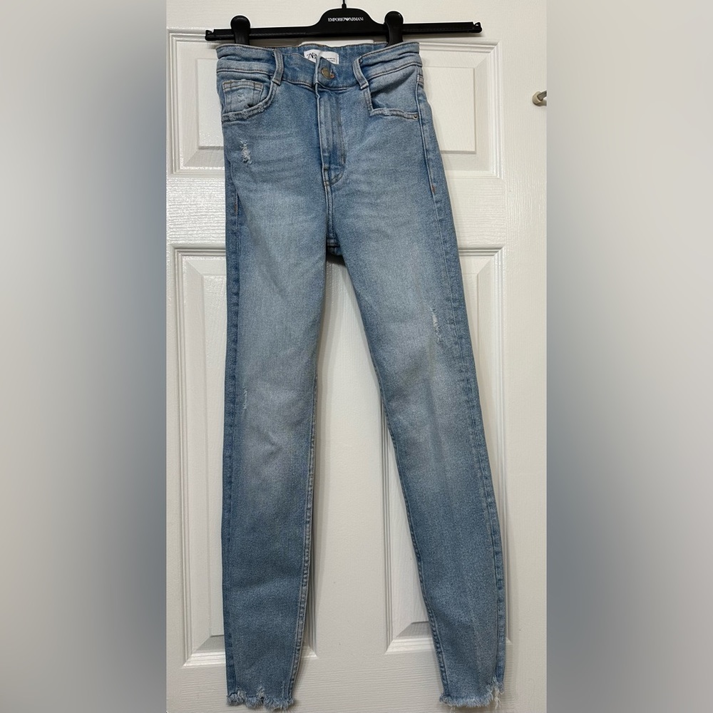 Zara jeans blue high waisted denim skinny straight leg raw hem zip front SZ 2